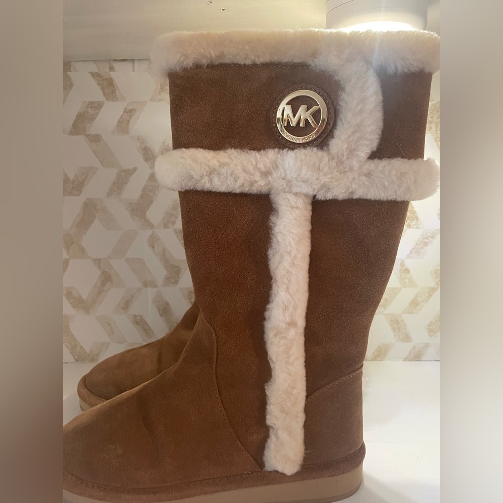 Michael KORS Winter Tall Winter Suede Boots
SIZE 6 
COLOR-Walnut